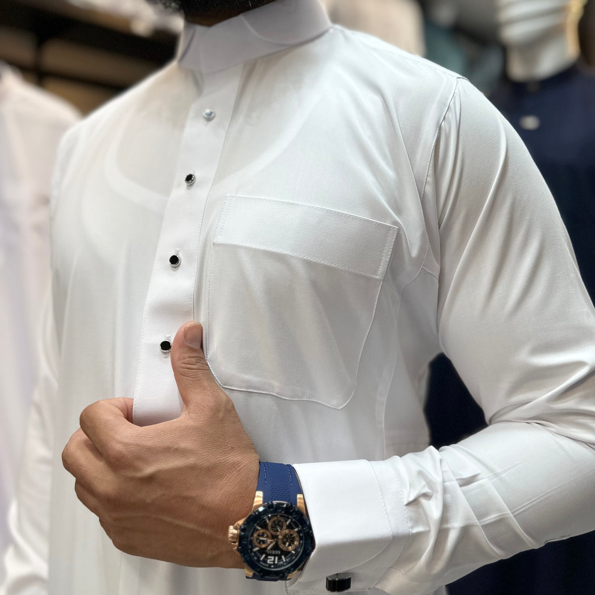 القطري الأبيض الفاخر (مع طقم أزرار نوعية ممتازة)
