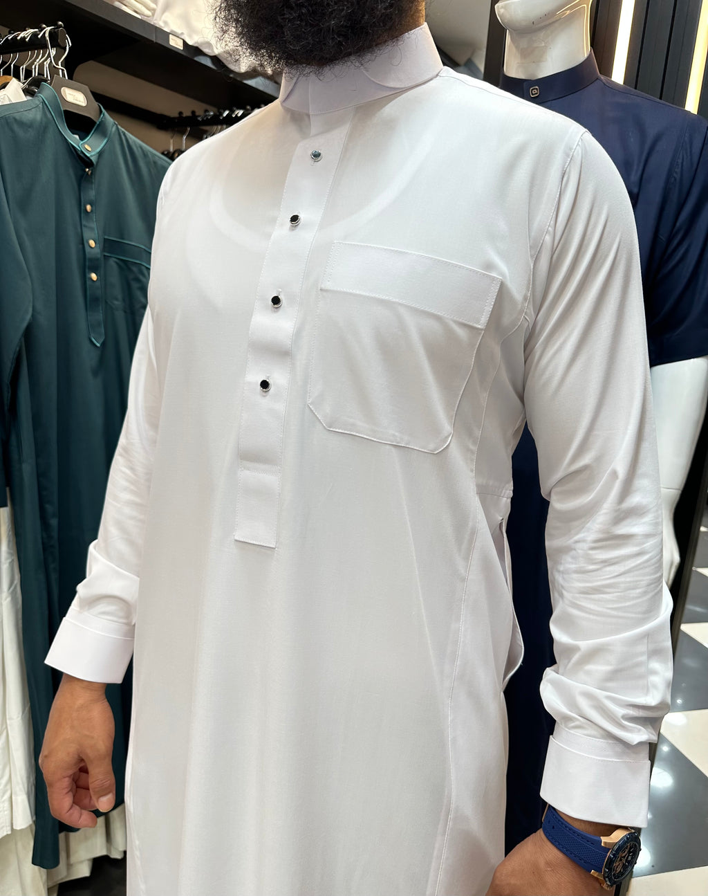 القطري الأبيض الفاخر (مع طقم أزرار نوعية ممتازة)